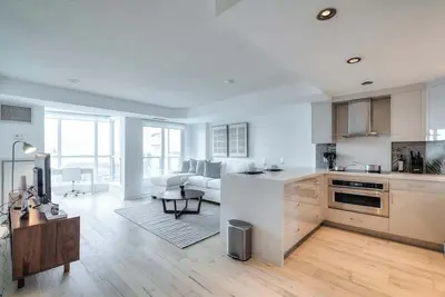 2br Downtown Gem With Workspace and Cn Tower Views