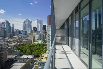 Image de 3 Bedroom Penthouse w/ Skyline View + Free Parking