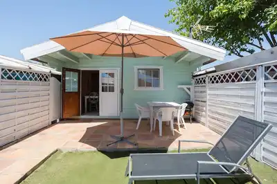 Image de Petite maison avec terrasse et accès à une plage semi-privée