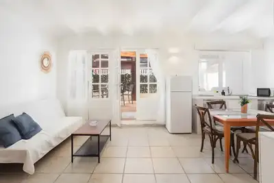 Image de Maison fraîche avec accès direct à une plage semi-privée