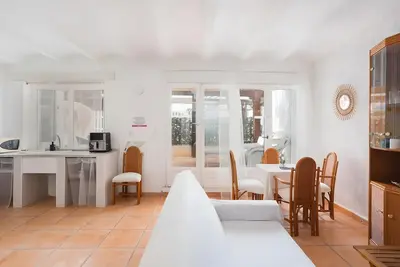 Image de Maison fraîche avec accès direct à une plage semi-privée