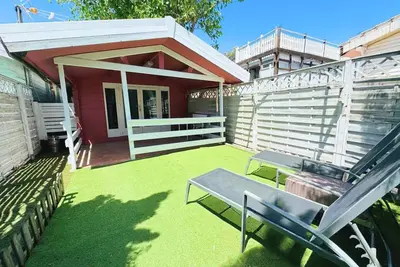 Image de Maison avec terrasse et accès direct à une plage semi-privée