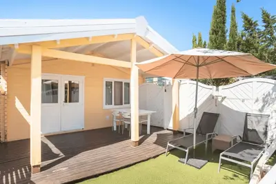 Image de Maison avec terrasse et accès direct à une plage semi-privée