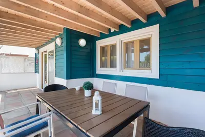 Image de Maison avec terrasse, accès direct à une plage semi-privée