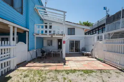 Image de Maison avec terrasse et accès direct à une plage semi-privée