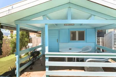 Image de Maison avec terrasse et accès à une plage semi-privée