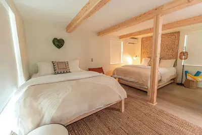 Image de Deluxe Two-Queen Coastal Kitchen Suite