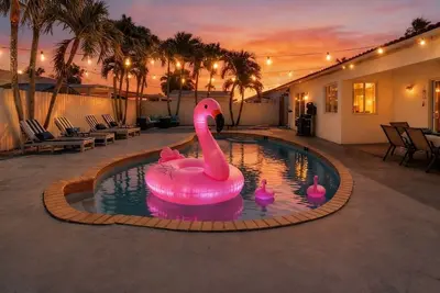 Image de 🌴 Private Resort-Style 9 guests Luxury Backyard w/ Pool, Firepit, Lounge, Games