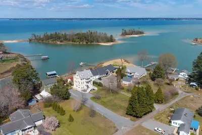 Image de Waterfront Home with pool, dock, gameroom, and kayaks!