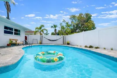 Image de Organic & Modern~90° Heated Salt Pool~Walk 2 beach