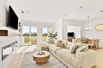 Image de Newly Renovated Coastal Retreat in Iconic Sawgrass — Walk to the Beach!