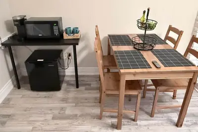 Image de Clean Retreat Suite - Sleeps 4 (Queen bed+Futon) near Brampton Innovation Go Stn