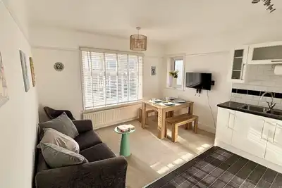 Image de Bright and airy 2 double bedroom apartment in quiet cul de sac near beach