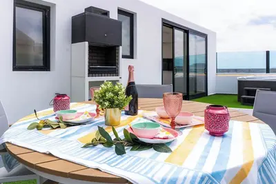 Image de Modern apartment with jacuzzi and sea view