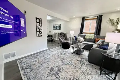 Image de Wonderful stylish 2 King bed 1. 5 bath home