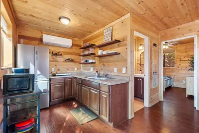 Image de Camp Gnaw, 3-Cabin Retreat William Az near Grand Canyon Epic Game Rooms Fire Pit