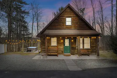 Image de Cozy Pocono Cabin w/ Hot Tub, Fire Pit & Game Room