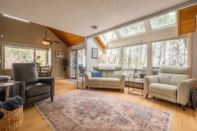 Image de Lakefront w Dock/Fire Pit, Walk to Honi/Uno