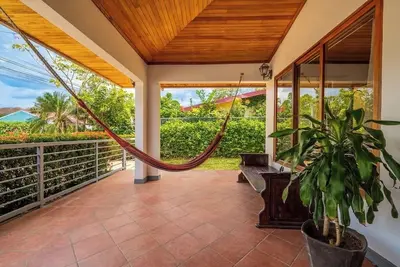 Image de Enchanting dog-friendly house with a refreshing outdoor pool & jacuzzi