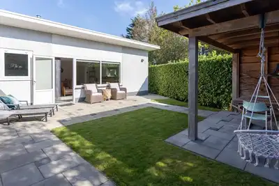 Image de Maison avec terrasse couverte en bord de mer