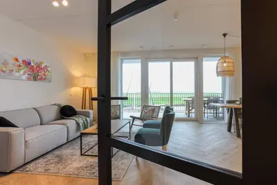 Image de Appartement moderne avec balcon sur le port