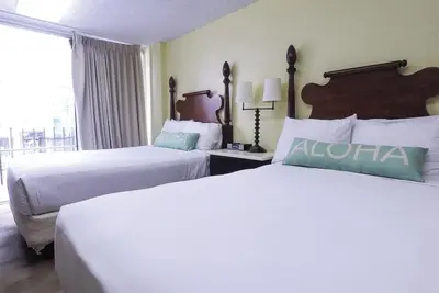 Image de Hawaii Vacation! Outdoor Pool, Kitchenette, Onsite Dining, Minutes to Beach!