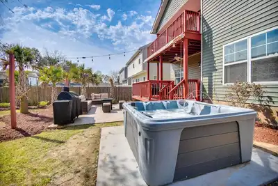 Image de 2 Blks to Beach! Family Home w/ Hot Tub in Norfolk