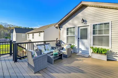 Image de Deck, Patio! Charming Concord Studio Near Speedway