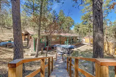 Image de 2 Mi to Midtown! All-Season Base w/ Hot Tub Access