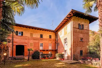 Image de Historic villa with 40, 000 m² park & lake view