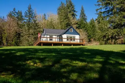 Image de Escape to this peaceful, dog-friendly woodland retreat near the Lewis River. Enjoy a beautifully updated kitchen, cozy living spaces, and a spacious deck overlooking nature. With a fire pit and quiet surroundings, it’s perfect for a relaxing getaway.