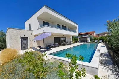Image de Modern stylish villa with 3. 50m x 14. 00m outdoor pool