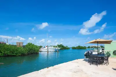 Image de Waterfront & snowbird-friendly studio with dock & quick open water access