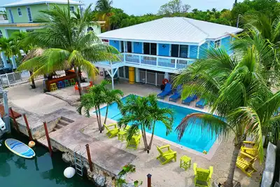 Image de Dog-friendly waterfront retreat with dock, private pool, washer/dryer, patio