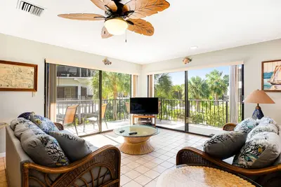 Image de Second Floor Condo with Shared Pool, Shared Dock, Central Ac, and WiFi