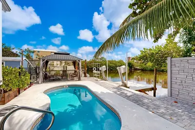 Image de Key West style waterfront home w/ private pool, modern decor and prime location