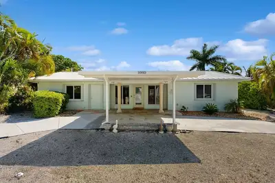 Image de Quiet, spacious canal-side home with private pool, waterfront patio & central Ac