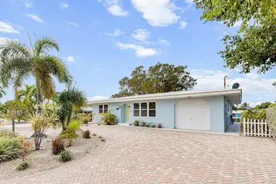 Image de Single-level waterfront home with furnished Florida room, dock, washer/dryer