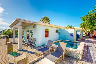 Image de Canal-front home remodeled for Hgtv with private swimming pool