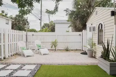 Image de Stylish Private Cottage + Yard | Walk to Dining