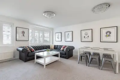 Image de Stylish 4-bedroom townhouse in central Brighton, set over Three floors. Recently refurbished with modern interiors, 3 bathrooms, and a small private outdoor space. Perfect for families, groups, or work stays.