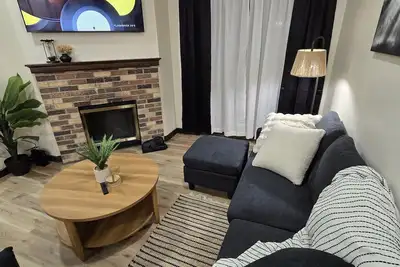 Image de Hi-Ho Ontario- modern 2 Bed, 2 Bath condo, laundry, garage