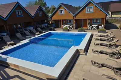 Image de Maisons de vacances à deux étages avec piscine d'été