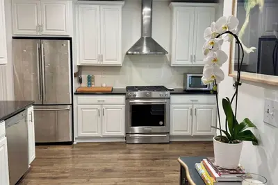 Image de Stylish 2-Suite Home in Virginia Highland - Perfect for Work Travel