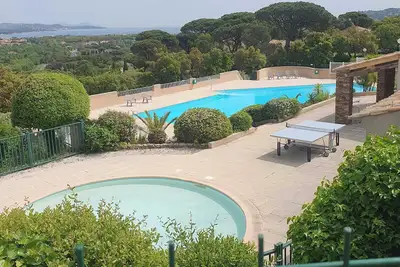 Image de Appartement lumineux avec piscine et balcon