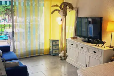 Image de Studio à la mer avec piscine
