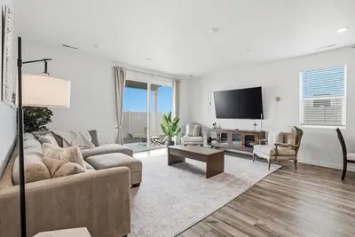 Image de Modern Eagle Retreat | 4br • Sleeps 8 • Dog-Friendly + Pickleball
