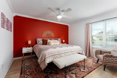 Image de Stylish Modern Home King Bed Sleeps 8
