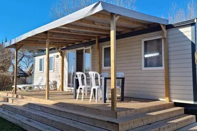 Mobil-home avec terrasse - 8 pers.