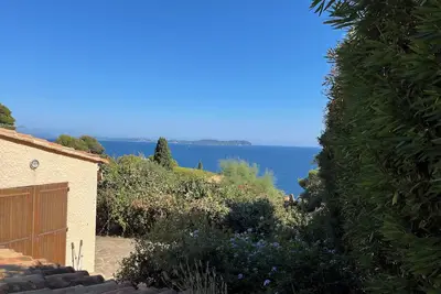 Image de Bastidon au Domaine du Bau Rouge, Carqueiranne. \nTerrasse et accès à mer à pied.